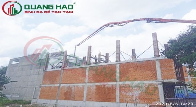Giai đoạn: Đổ bê tông sàn bằng nguyên vật liệu chất liệu bê tông tươi.