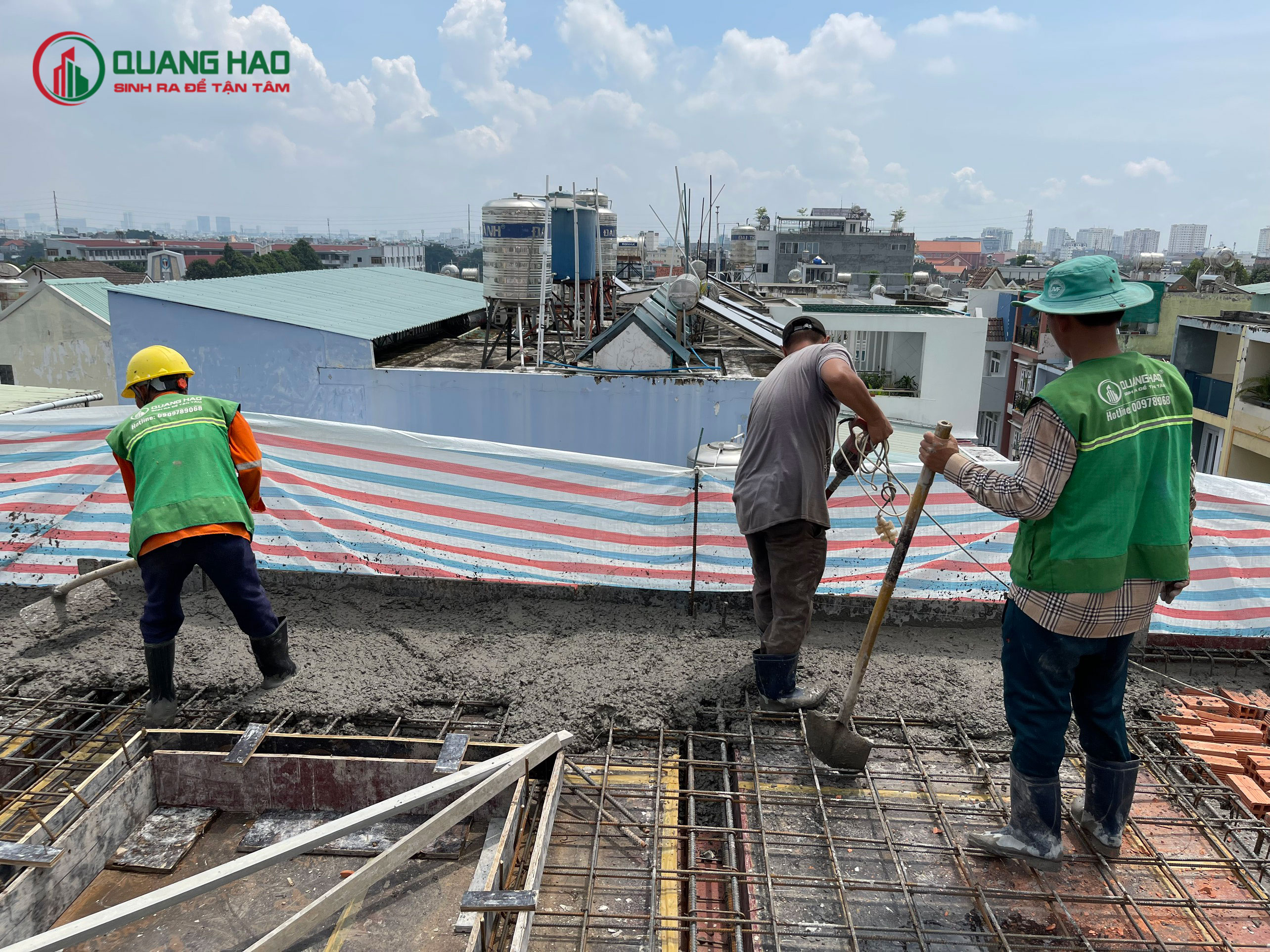 Thợ xây đang xây dựng phần thô