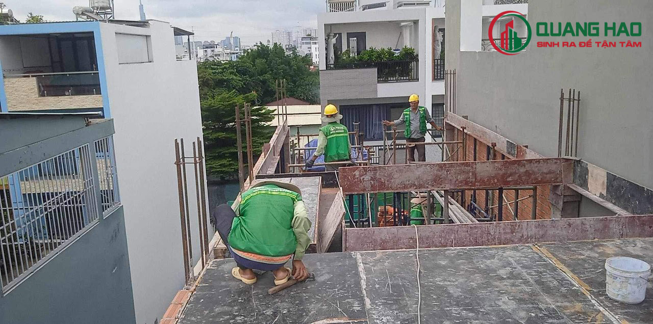 Thợ xây hoàn thiện phần thô của công trình