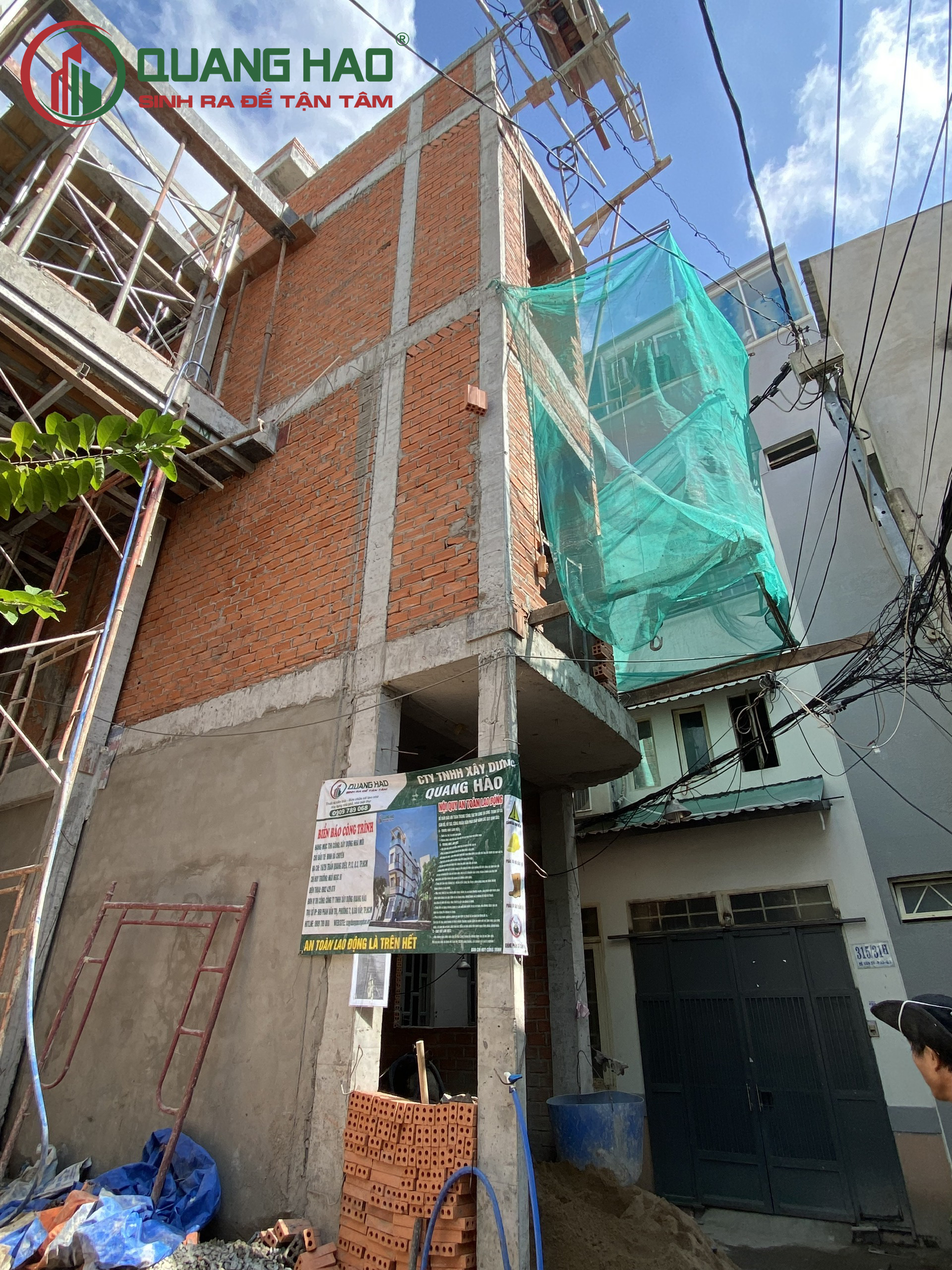 Công trình xây nhà 4 tầng trọn gói đang được hoàn thiện phần thô bên ngoài