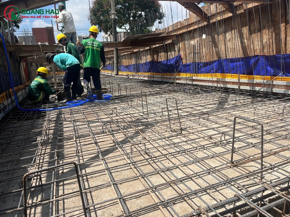 Công nhân đang thực hiện công tác xây tường thô của căn nhà