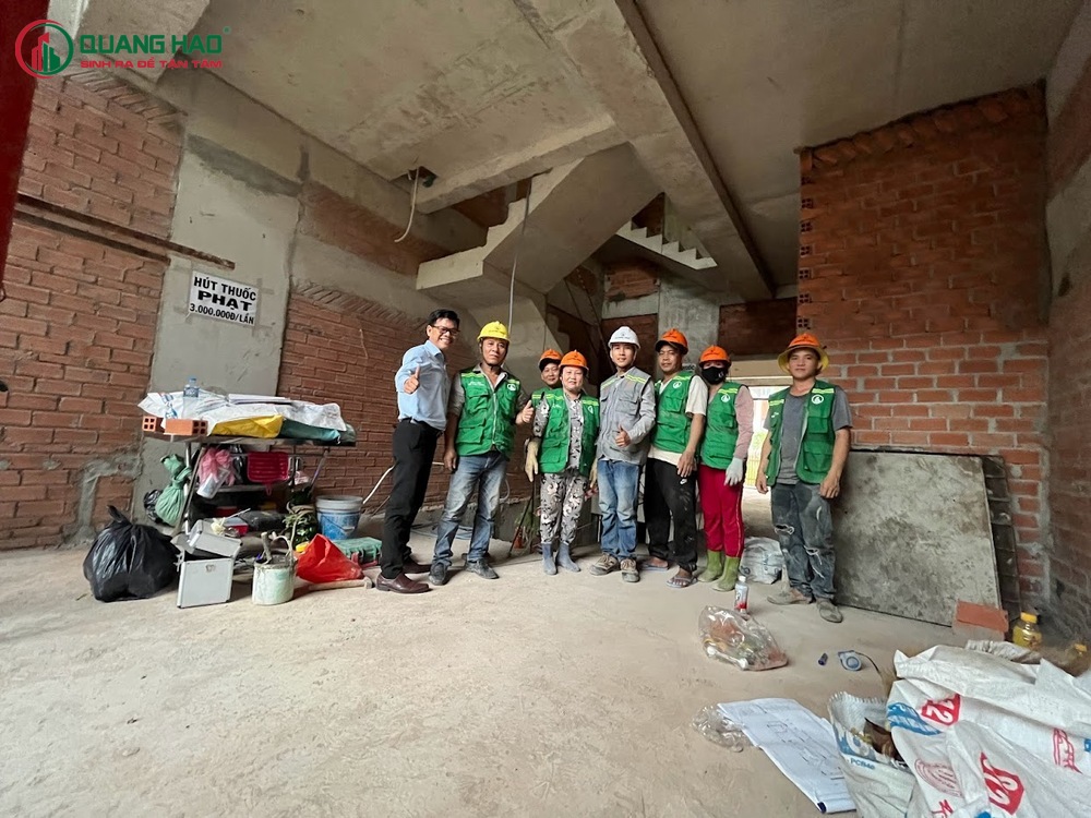 Giai đoạn chủ đầu tư và công nhân đang thảo luận phương thức thi công nội thất tầng trệt