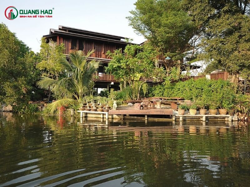 Đôi lúc, dòng chảy quanh co như thế cũng sẽ mang đến nhiều lợi ích cho ngôi nhà. Tuy nhiên, nếu đó là một dòng sông bẩn hoặc xung quanh quá ồn ào thì lại không tốt. Những luồng khí xấu sẽ từ dòng sông mà len lỏi vào trong nhà, ảnh hưởng không tốt đến sức khỏe và vượng khí của gia đình. Chỉ có những dòng nước sạch, tốc độ dòng chảy vừa phải mới đem lại năng lượng sống dồi dào. Nguồn nước này khi lưu động sẽ làm môi trường sống trở nên sinh động và tràn đầy sức sống.