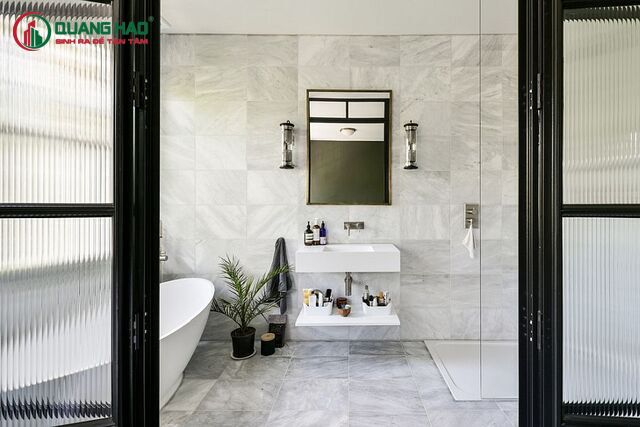 Nếu nhà tắm của bạn đối diện với cửa ra vào thì đừng mở cửa phòng tắm. Nguyên nhân là vì lối vào nhà cũng là lối đi vào của sự nghiệp và cơ hội tốt. Biện pháp hóa giải là đóng cửa phòng tắm và nắp bồn cầu khi không sử dụng. Với cánh cửa, bạn có thể cài chốt khi sinh hoạt bên trong hoặc dùng biển “on”, “off” treo bên ngoài.