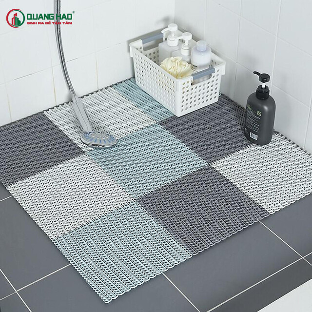 Để gia tăng vượng khí và tài lộc trong nhà, bạn hãy đặt một chiếc bát chứa các viên đá nhỏ hoặc hoa tươi cạnh bồn xả nước trên bồn cầu. Điều này có nghĩa là dùng hành Thổ kiểm soát hành Thủy. Ngoài ra, nếu bạn dùng một tấm thảm nhỏ màu đỏ hoặc đen lót dưới sàn bồn sẽ giúp bảo vệ cả gia đình và ngăn chặn sự hao hụt tiền tài.