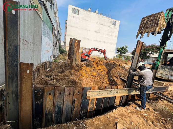 Giai đoạn đang thi công ép cọc bê công cốt thép