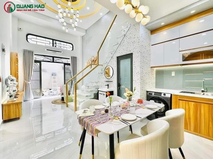 Ngôi nhà hoàn thiện với gạch lát nền có những đường vân nổi bắt mắt, và cách phối màu sắc trên bề mặt tường rất tinh tế