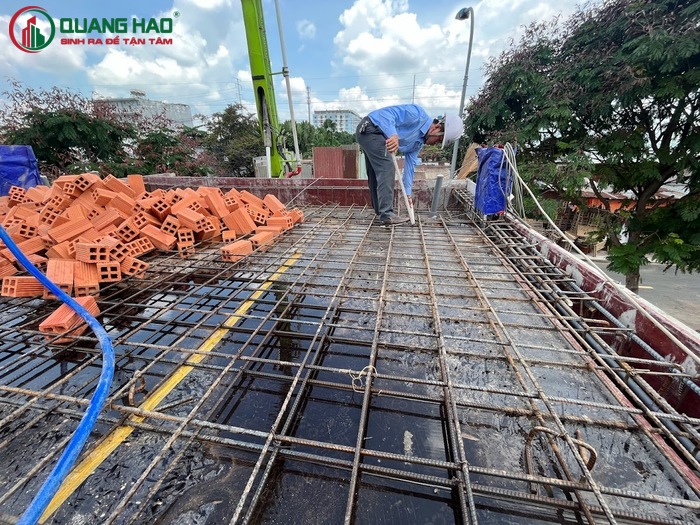 Giai đoạn dựng cột nhà tầng trệt