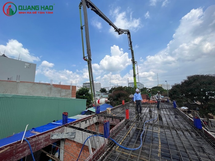 Giai đoạn đổ bê tông sàn tầng bằng bê tông tươi