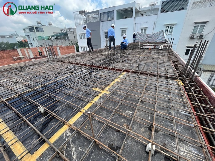 Giai đoạn đổ bê tông tầng sân thượng, giàn phẹt